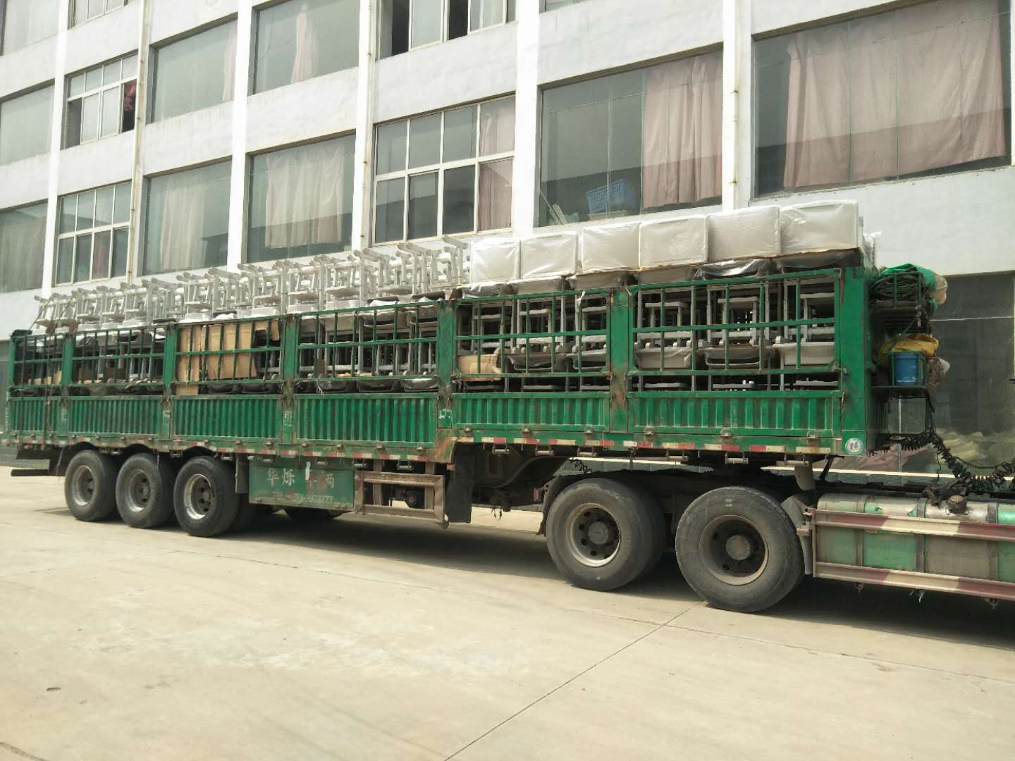 案例|睿學(xué)卓藝4000余套課桌椅批量發(fā)貨，交付客戶